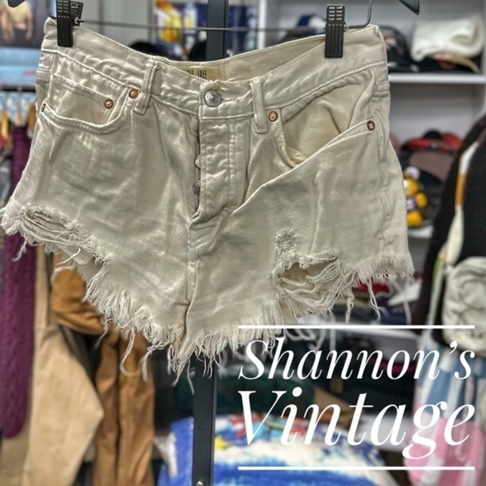 We the Free destroyed sz 27 denim shorts A41